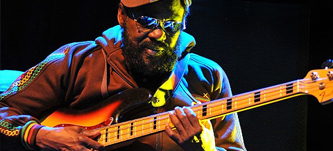 O mago do grave se despede! Morre a lenda Aston "Family Man" Barrett, baixista dos Wailers!
