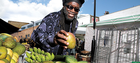 HEALTH IS WEALTH! Praticamente um ativista vegano, Macka B lança novo álbum! Ouça!
