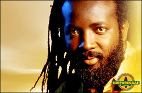 Freddie McGregor: veterano cantor e compositor jamaicano estreia carreira de escritor!